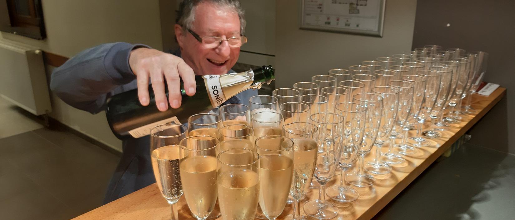 Willy schenkt de glazen vol!