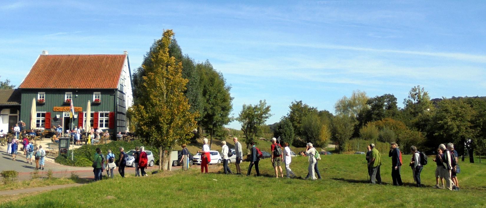 Naar lunch tijdens wandelweekend in Epen