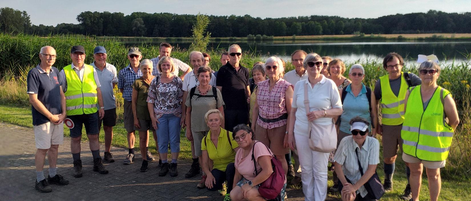 Wandelaars tijdens een prachtige zomervond
