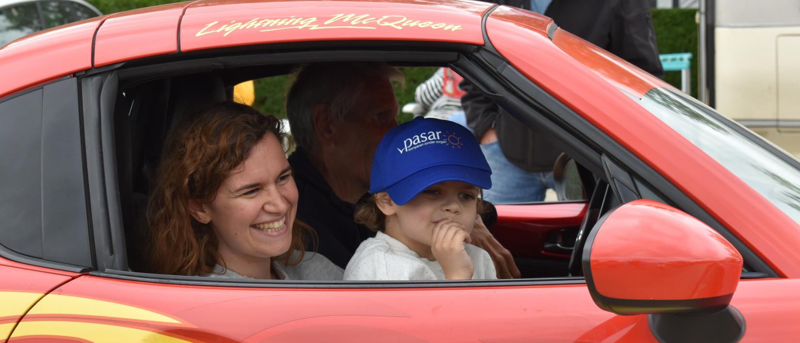 Mama Eline met Leon tijdens een ritje met Bliksem McQueen