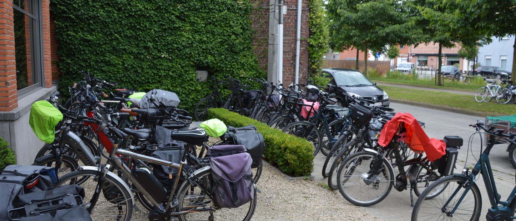 De fietsen wachten geduldig op hun baasje om de tocht verdere te zetten.