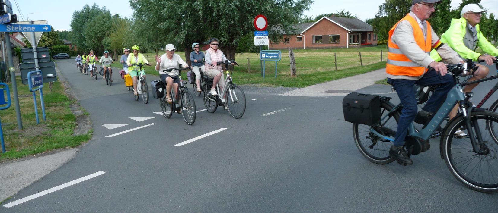 Groepfietser die een andere wegoversteken.