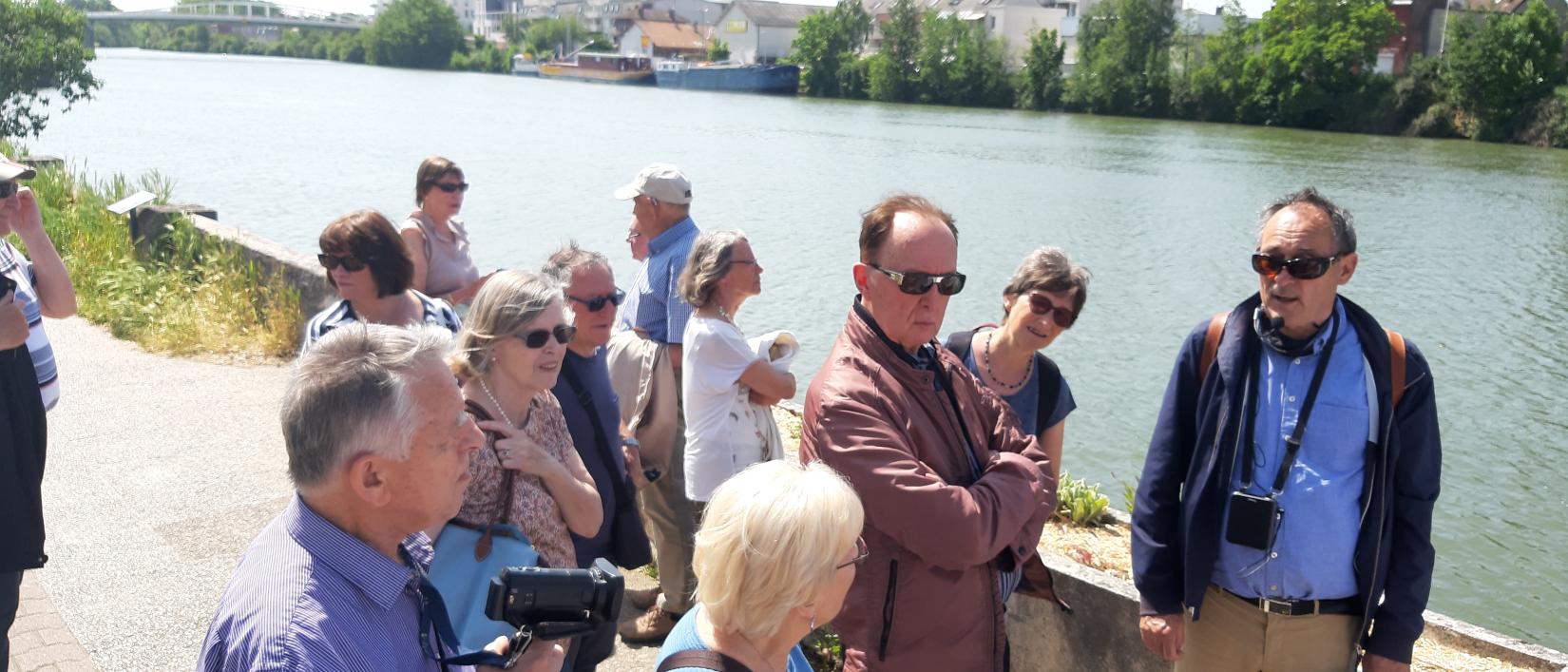 Guido luistert aandachtig naar onze gids Gerard