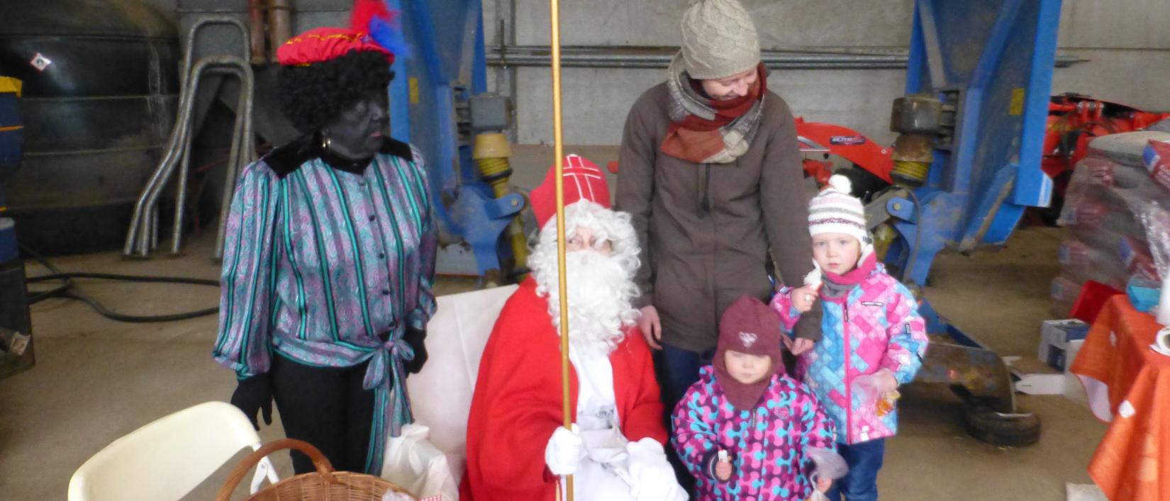 De goede Sint deelt lekkers uit!