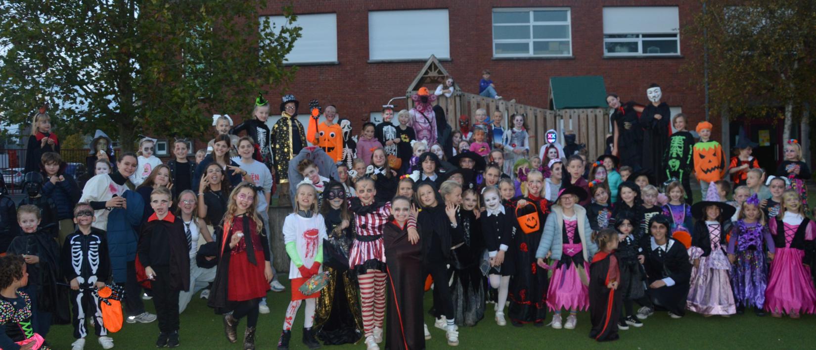 Een grote groep kinderen trok mee op pad