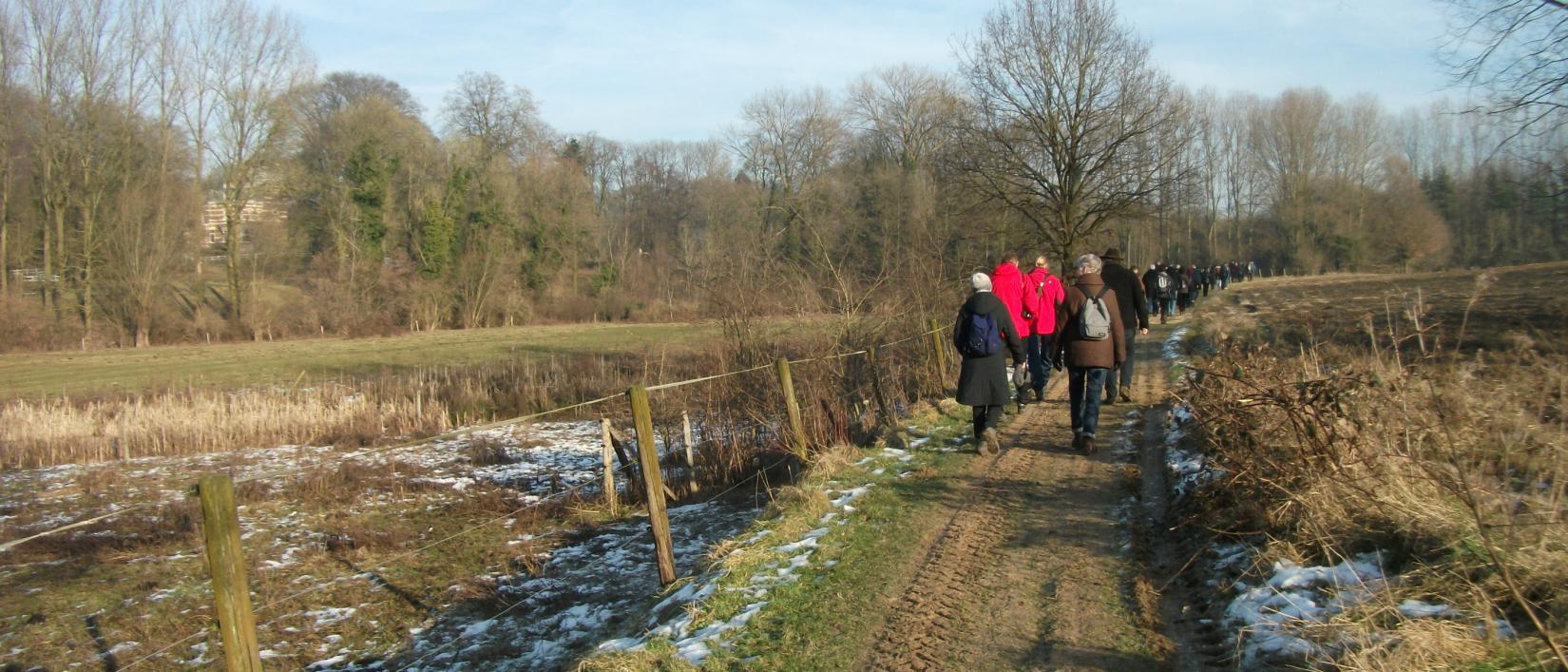 Samen op stap in het winters landschap