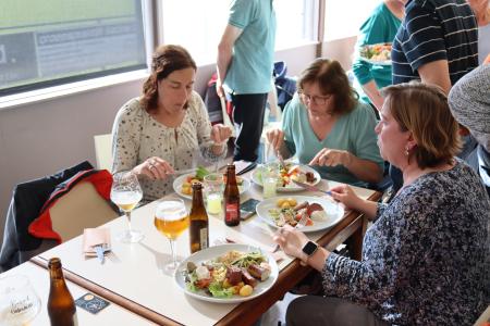 gezellig aan tafel 