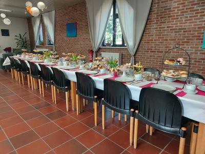 De mooie gedekte tafel wacht op ons.