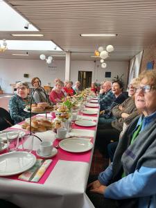 Iedereen vol verwachting naar de 'high tea'