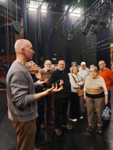 Uitleg op het podium 