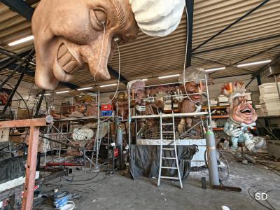 in ateliers wordt hard gewerkt aan praalwagens