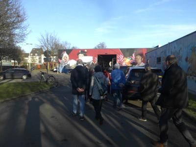 aankomst aan carnaval-hallen