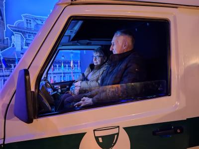 Luisteren naar verhalen in de interactieve toer.