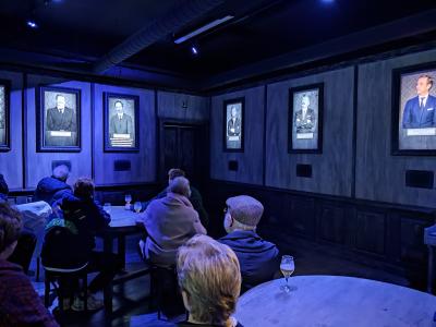 Luisteren naar verhalen tijdens de interactie toer.