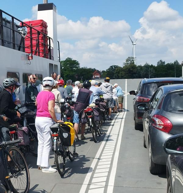 Groepfietser op de veerboot. 