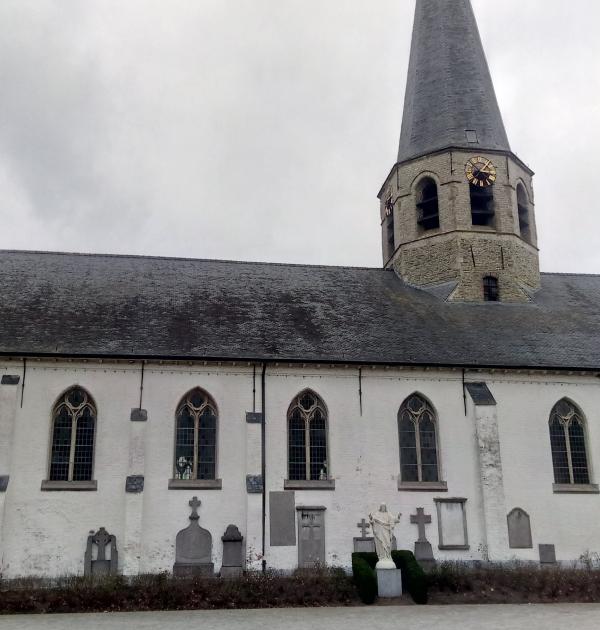 de Sint-Medarduskerk in het centrum van Ursel