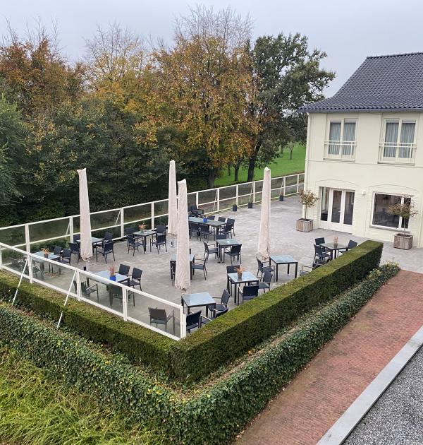 Hotel met terras.