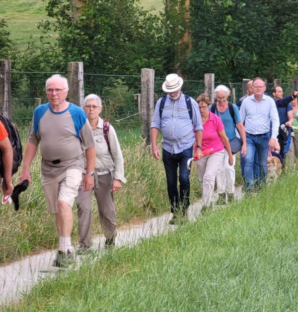 Wandelaars langs trage wegen
