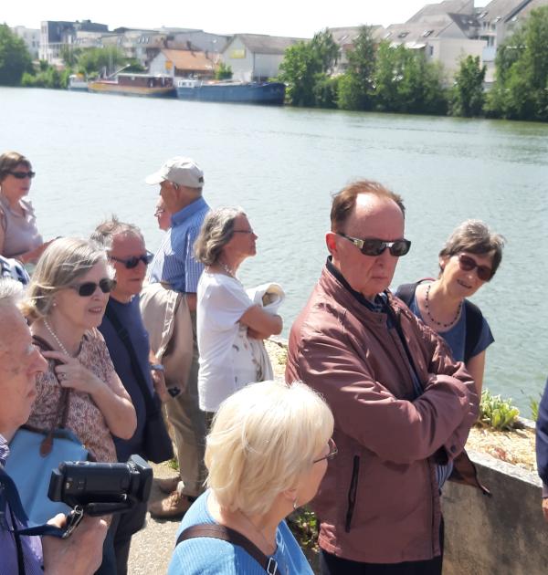 Guido luistert aandachtig naar onze gids Gerard