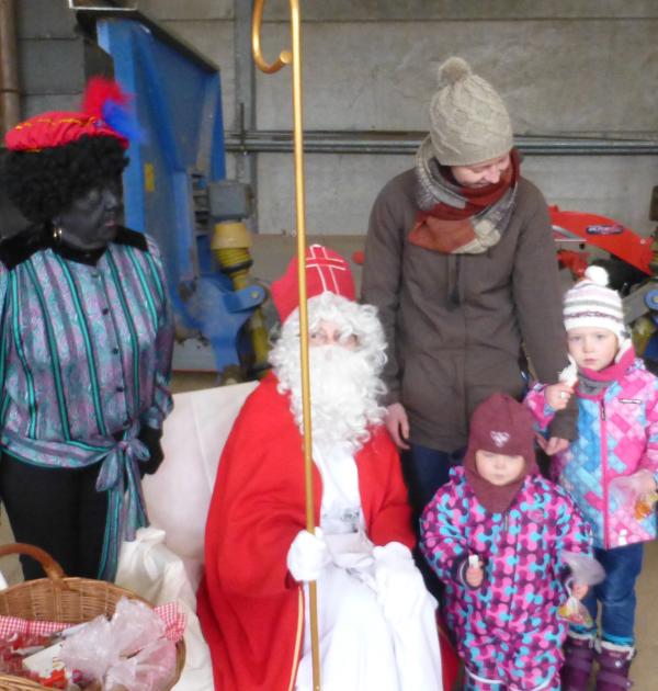 De goede Sint deelt lekkers uit!