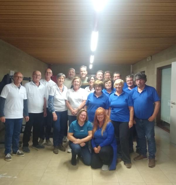 Het team van Pasar Anzegem en Pasar 'Tot de maan en terug' en een paar acteurs van Het Prethuis.