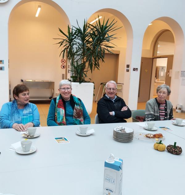 Een kopje koffie met cake tussendoor