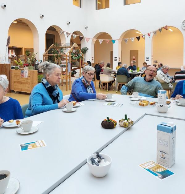 Een kopje koffie met cake tussendoor