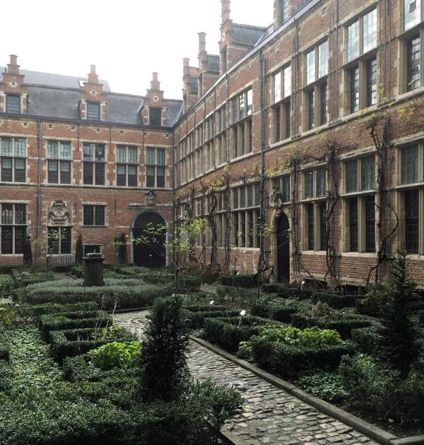 De binnentuin van het museum