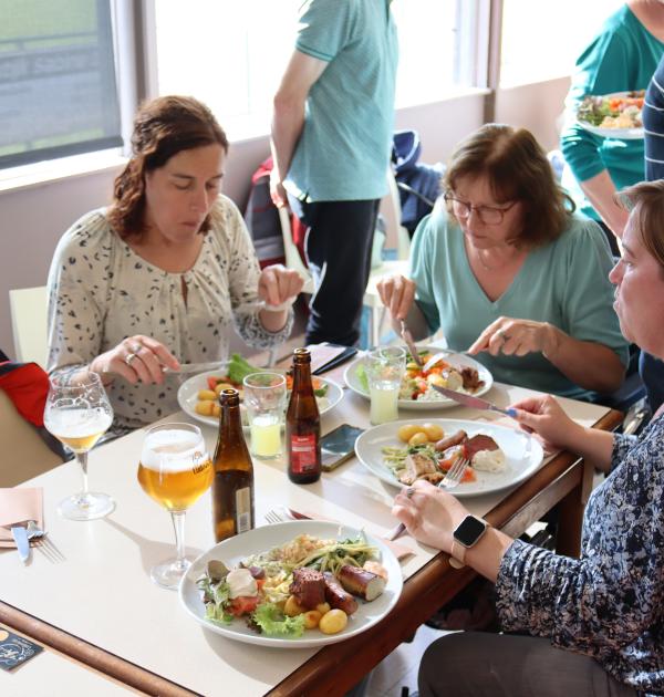 gezellig aan tafel 