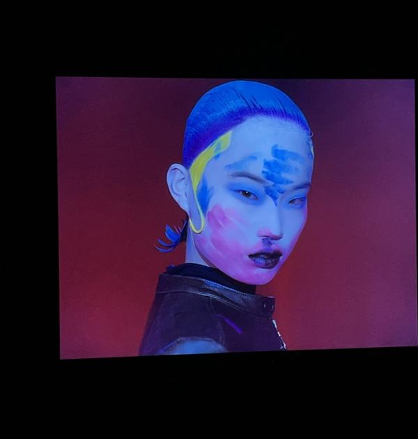 Toepassing van make up en maskerade