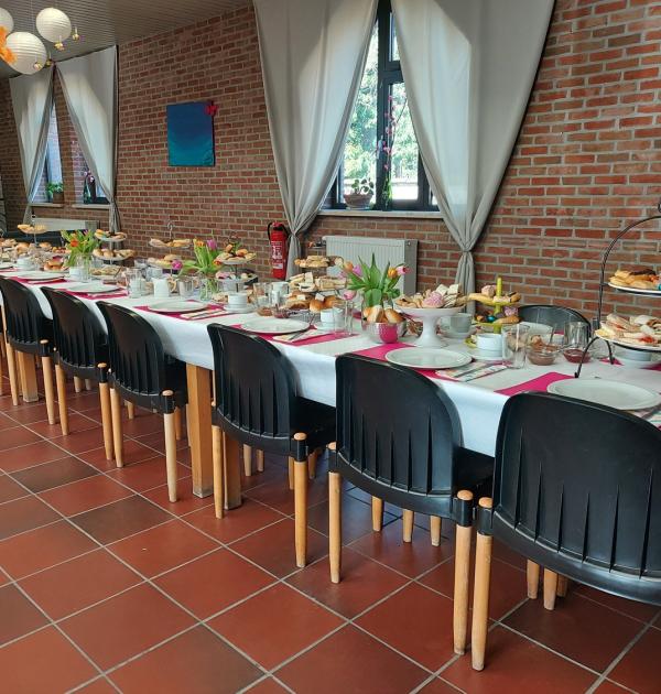 De mooie gedekte tafel wacht op ons.