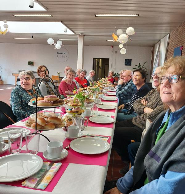 Iedereen vol verwachting naar de 'high tea'