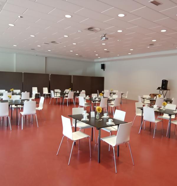 De zaal sta klaar Om de mensen te ontvangen 