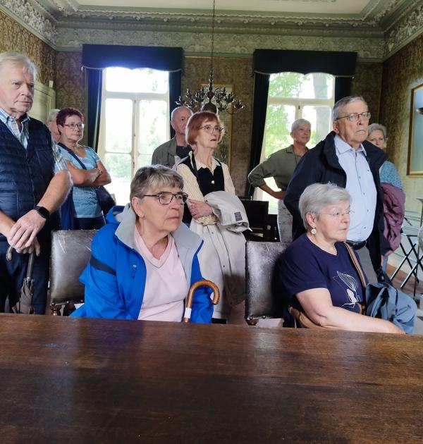 Aandachtig luisteren in de villa