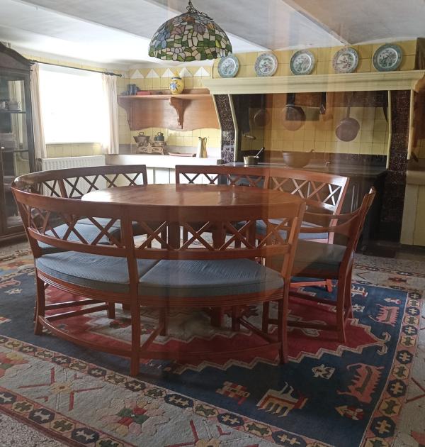 Een ronde tafel in de villa, een speciaal ontwerp.