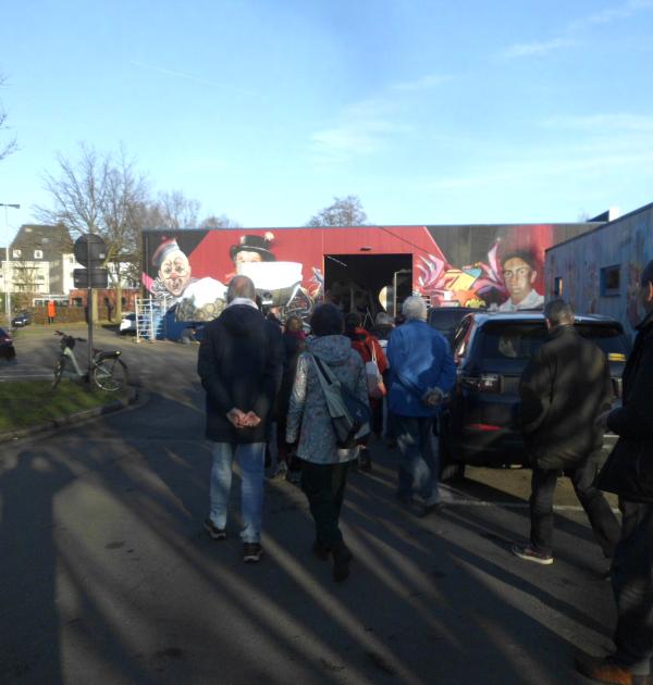 aankomst aan carnaval-hallen