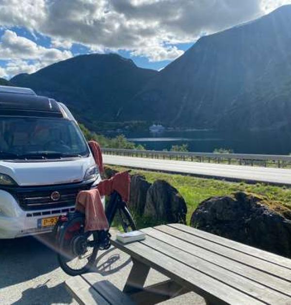 Hoofdfoto Parkeerplaats met picknicktafel