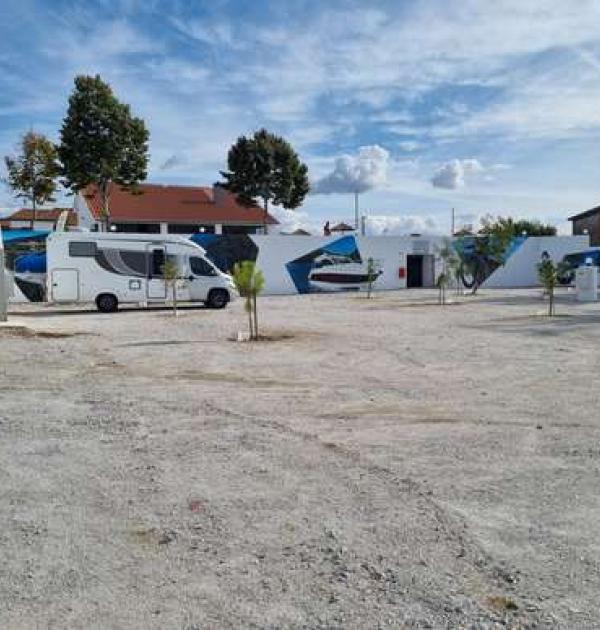 Hoofdfoto School Motorhome Parking