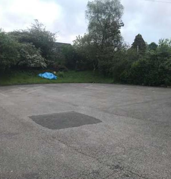 Hoofdfoto The Sun Inn, please note slope entrance to car park and advisable to have chocks with them.